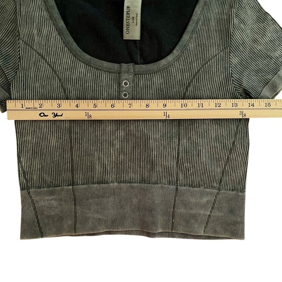 Women’s Athletic Top size L/XL - Picture 4 of 5